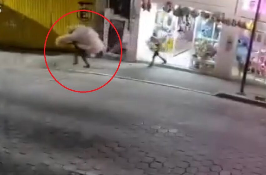  VIDEO: Pareja poblana roba enorme oso de peluche en Tehuacán y se da a la fuga