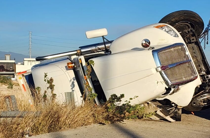  Volcadura de tráiler con cerveza genera caos vial en el Periférico Ecológico