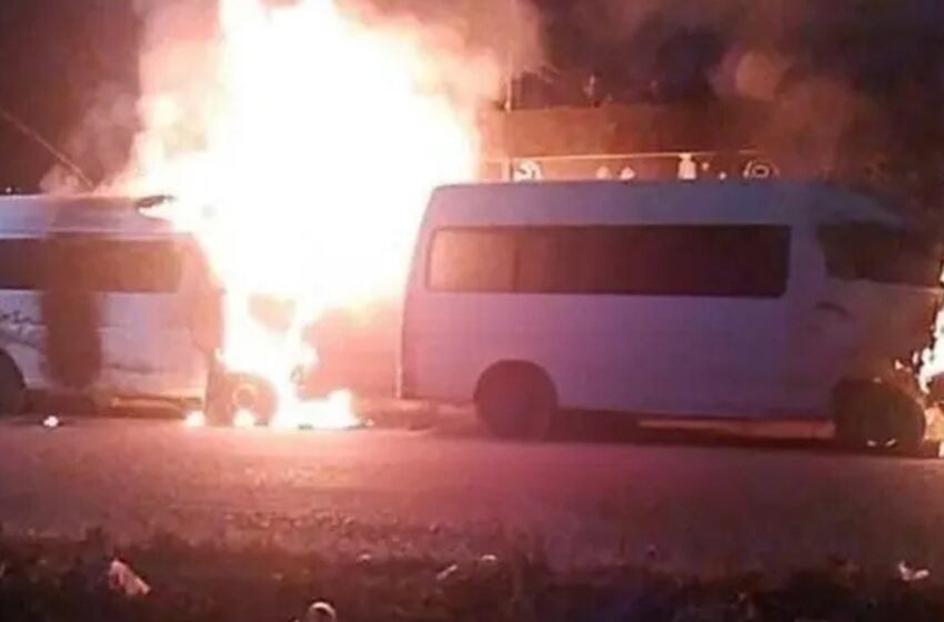  ¡Queman 4 unidades de transporte en Ocoyucan! Choferes y concesionarios en disputa