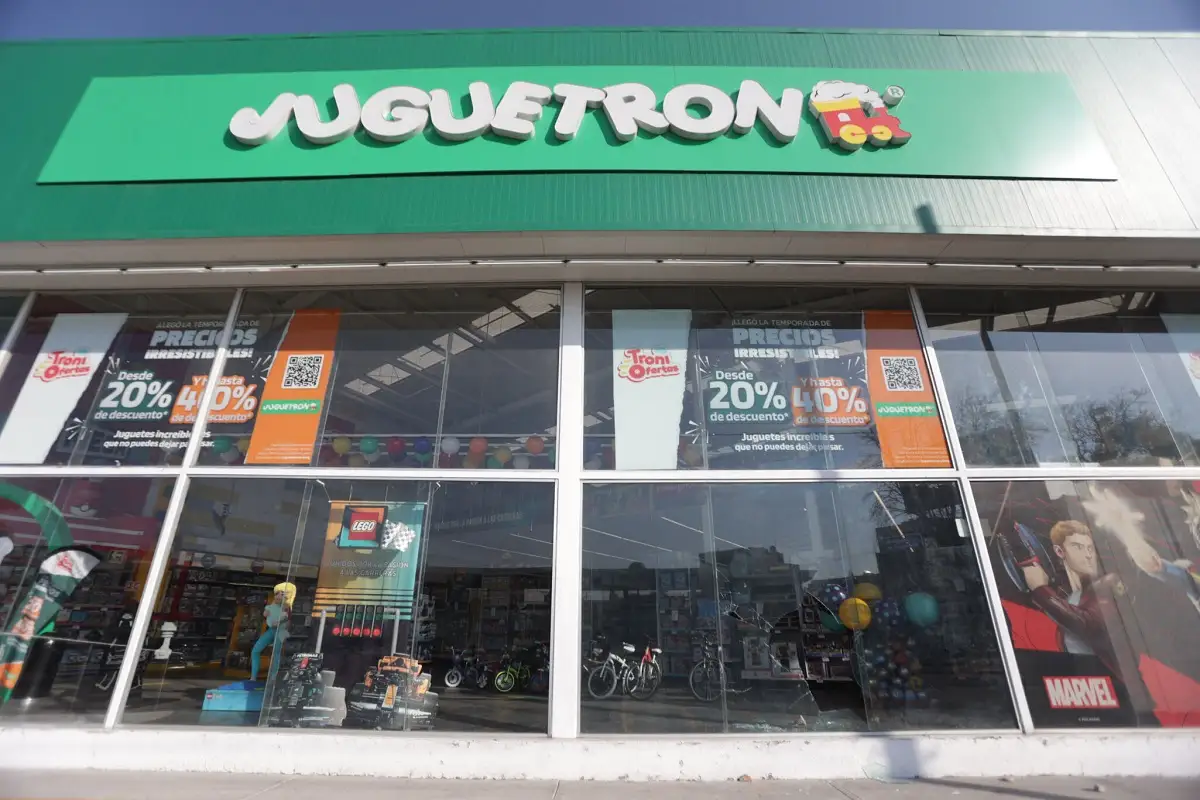 Dan cristalazo por tercera vez al Juguetrón de la 5 de Mayo