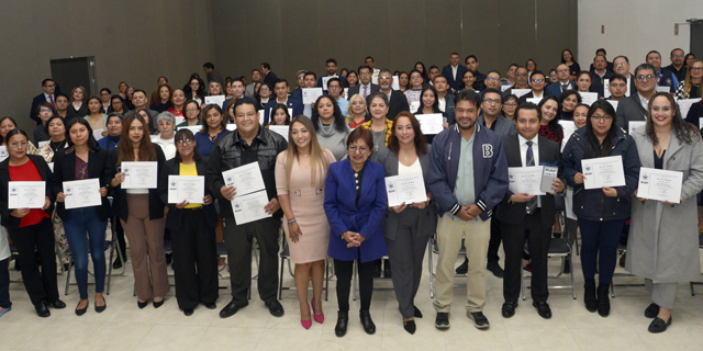  Entrega Rectora Lilia Cedillo constancias de capacitación a personal administrativo