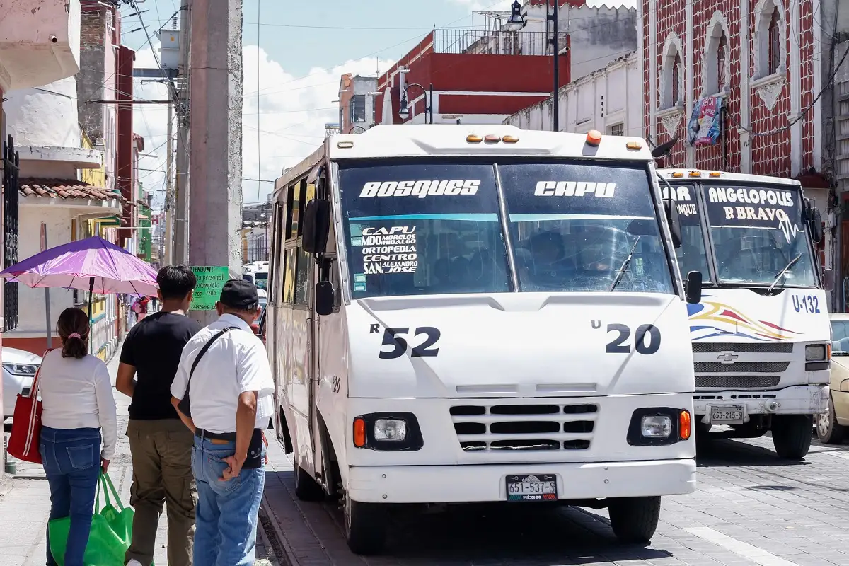 Gobierno de Puebla financiará enganche de camiones eléctricos para pequeños concesionarios