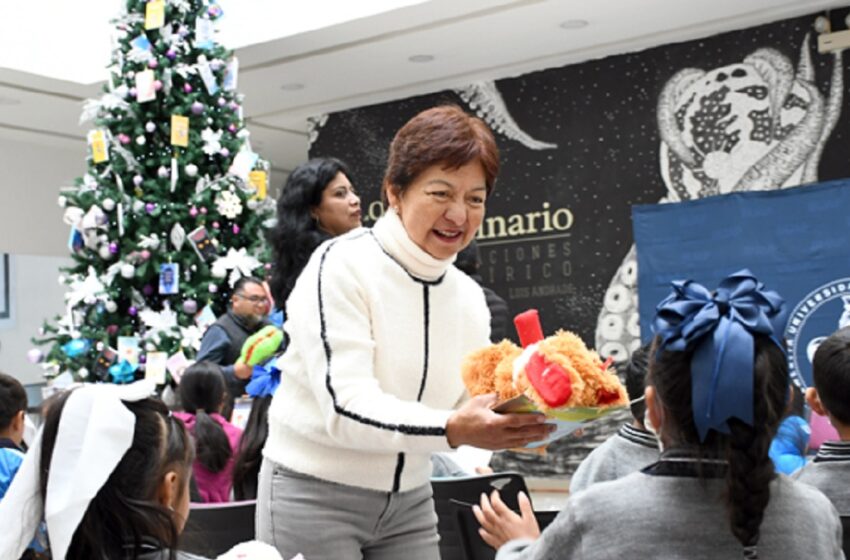  Para fomentar la imaginación entrega Rectora Lilia Cedillo libros y peluches a niños y niñas