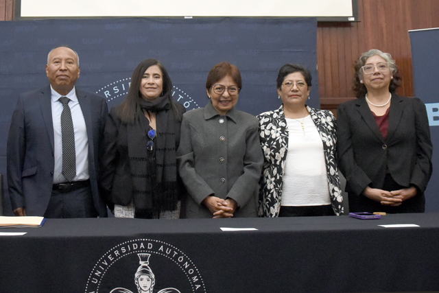  Rectora Lilia Cedillo toma protesta a nueva directora de la Facultad de Lenguas