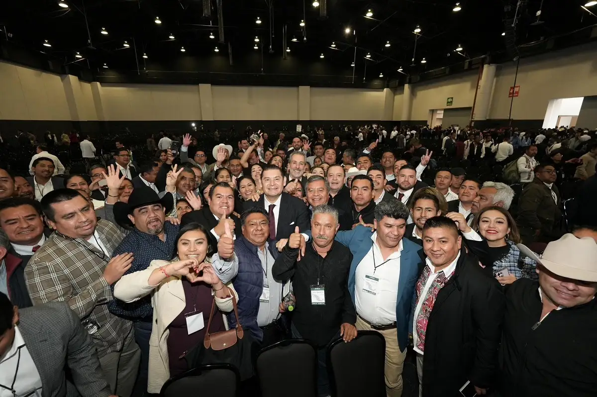 Acompañan Armenta y Pepe Chedraui a Claudia Sheinbaum al encuentro Nacional Municipal 2025     