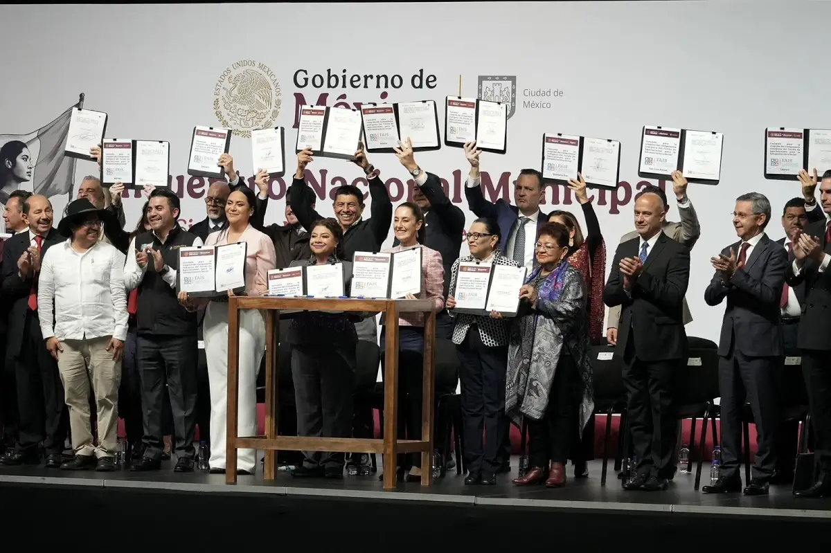 Acompañan Armenta y Pepe Chedraui a Claudia Sheinbaum al encuentro Nacional Municipal 2025     