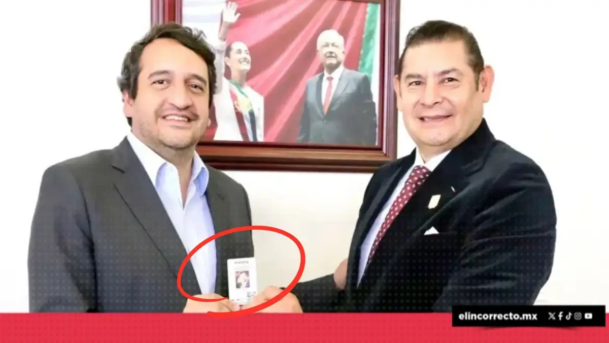 López Beltrán entrega a Alejandro Armenta credencial de afiliación a Morena