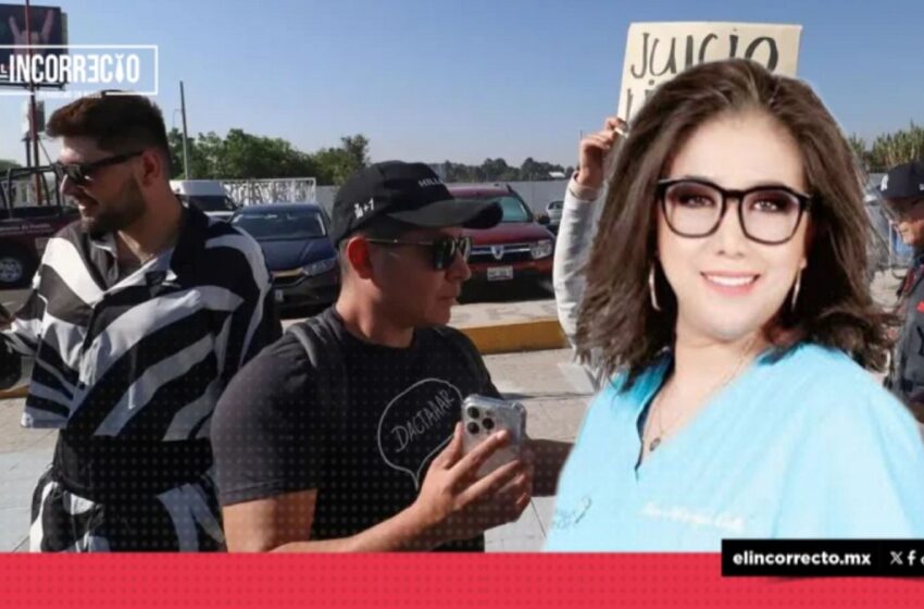  ¡Te queremos en el bote! Gritan víctimas de Marilyn Cote afuera de su audiencia junto Mr. Doctor