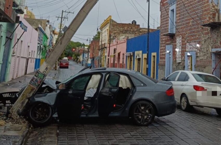  Accidente en el Centro Histórico de Puebla: Audi A4 de 1 MDP Choca Contra Poste de Luz