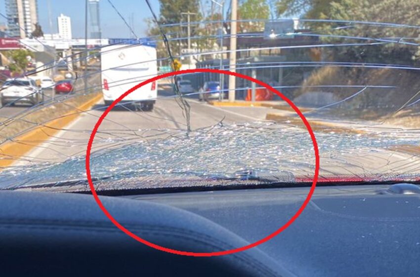  ¡Alerta en la Autopista Atlixcayotl! Intento de Asalto con Piedras Causa Daños a Autos