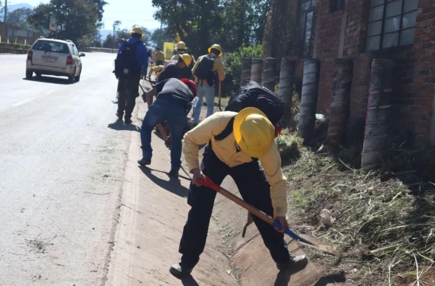  Faenas de la mano de la gente llegan a San Pedro Atmatla para mejorar imagen urbana