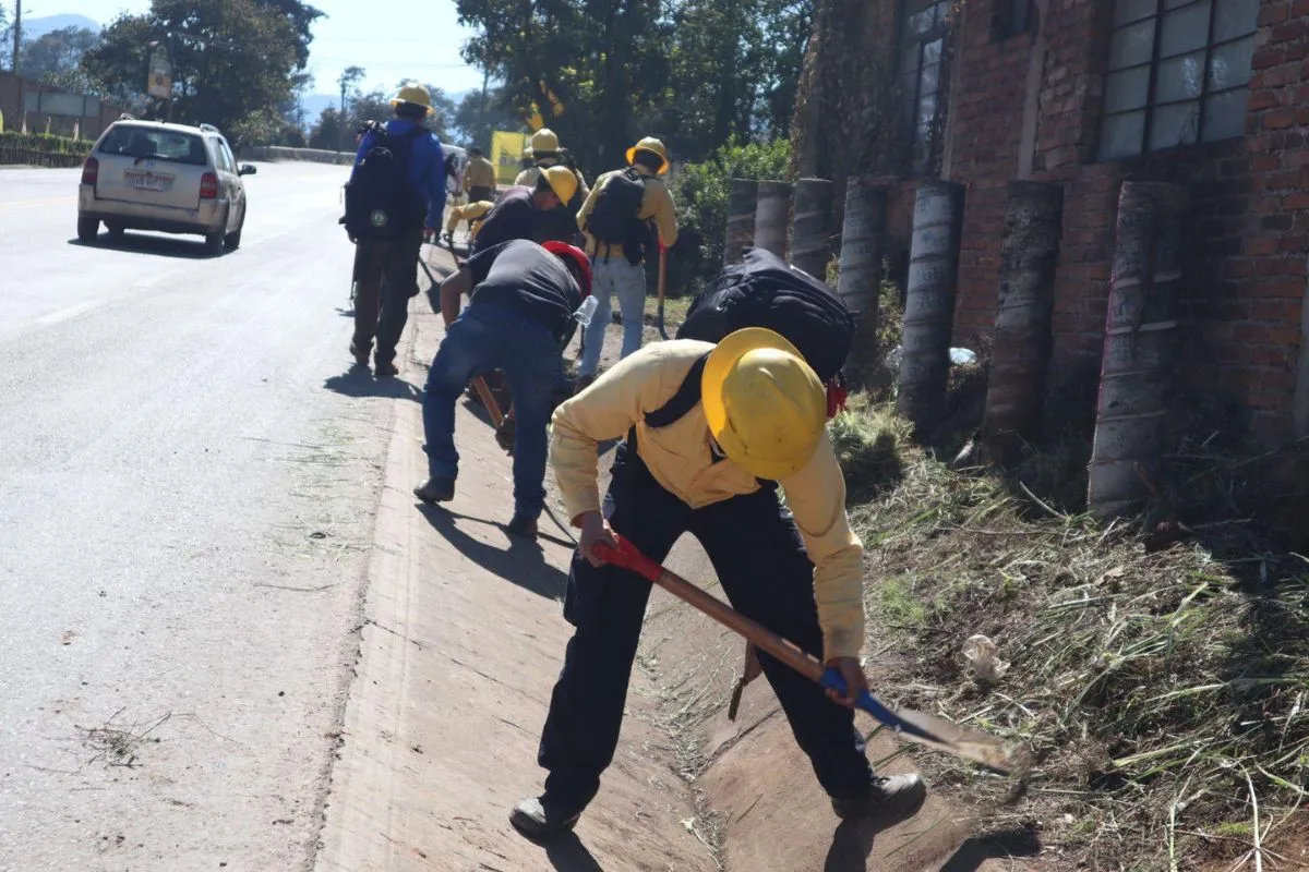 Faenas de la mano de la gente llegan a San Pedro Atmatla para mejorar imagen urbana