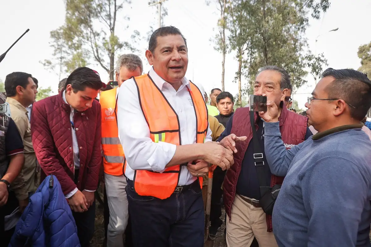 Gobierno de Puebla descarta reemplacamiento de autos particulares; solo aplicará al transporte público