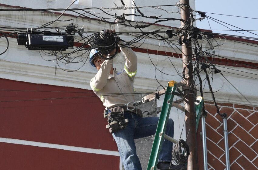  Gobierno de la Ciudad avanza con retiro de cableado en desuso para una Puebla más ordenada