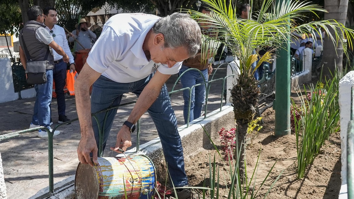 Impulsa Pepe Chedraui faena de conservación en el parque principal de San Jerónimo Caleras