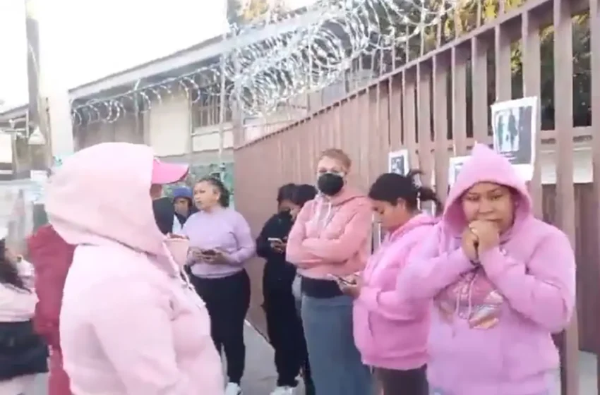  Madres de familia exhiben a profesor por presunto acoso a niñas de primaria