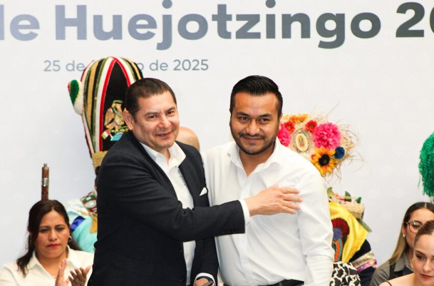 Roberto Solís y Alejandro Armenta inauguran el primer convite del carnaval de Huejotzingo en Puebla