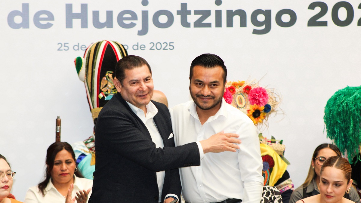 Roberto Solís y Alejandro Armenta inauguran el primer convite del carnaval de Huejotzingo en Puebla