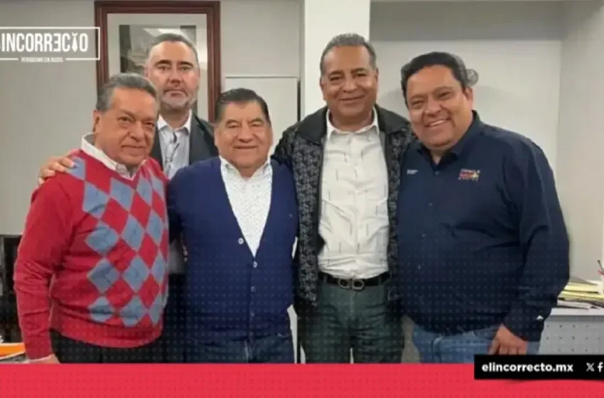  Con su brazalete, reaparece Mario Marín con empresarios y políticos