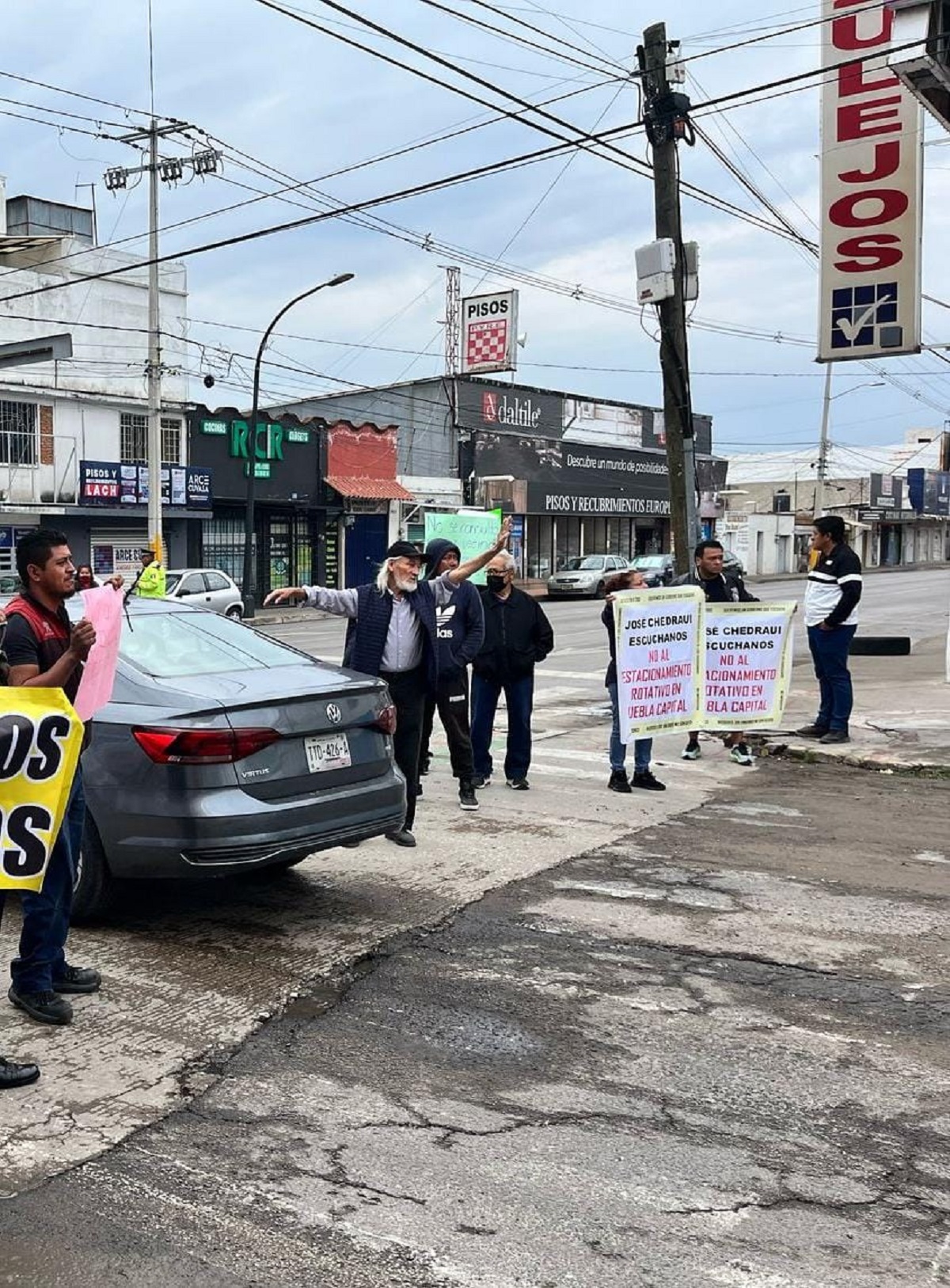 Un grupo de vecinos de las colonias de Santa Cruz Los Ángeles y Volcanes, se manifestaron sobre la 25 Poniente y la 31 Sur, para exigir al Ayuntamiento de Puebla, encabezado por Pepe Chedraui Budib