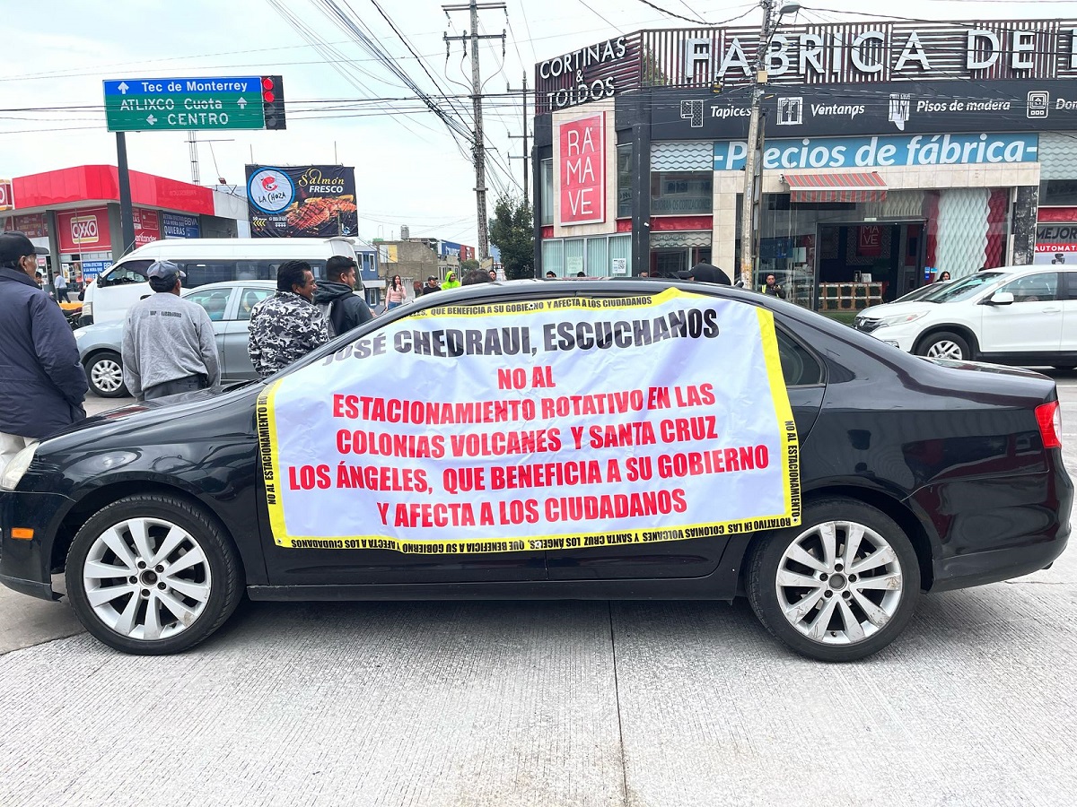 Un grupo de vecinos de las colonias de Santa Cruz Los Ángeles y Volcanes, se manifestaron sobre la 25 Poniente y la 31 Sur, para exigir al Ayuntamiento de Puebla, encabezado por Pepe Chedraui Budib