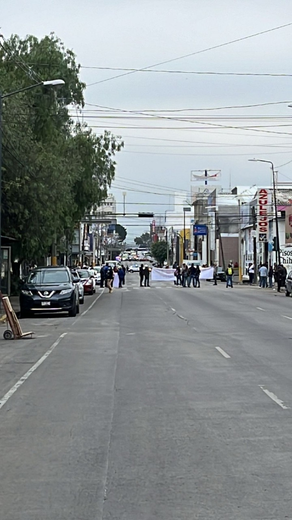 Un grupo de vecinos de las colonias de Santa Cruz Los Ángeles y Volcanes, se manifestaron sobre la 25 Poniente y la 31 Sur, para exigir al Ayuntamiento de Puebla, encabezado por Pepe Chedraui Budib