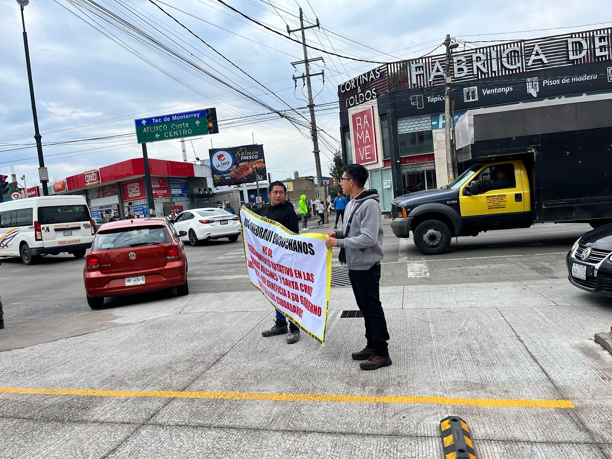 Un grupo de vecinos de las colonias de Santa Cruz Los Ángeles y Volcanes, se manifestaron sobre la 25 Poniente y la 31 Sur, para exigir al Ayuntamiento de Puebla, encabezado por Pepe Chedraui Budib