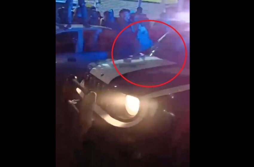  ¡Caos en Plaza San Pedro! Jóvenes organizan arrancones y vandalizan patrulla con policías dentro (VIDEO)