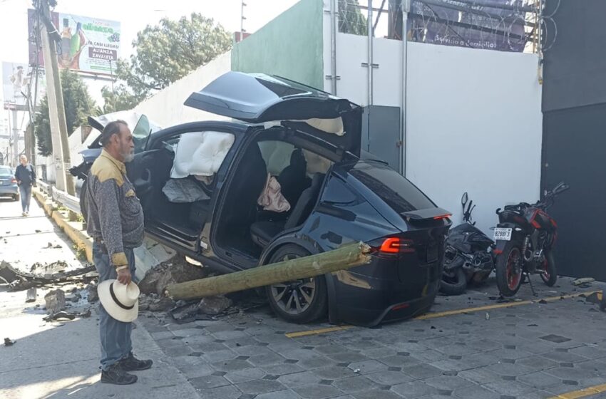  Conducía briago, chocó su Tesla en Zavaleta y lo dejó abandonado