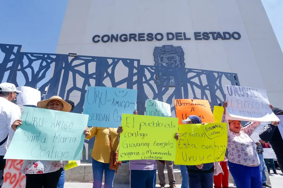 Acarreados de los Gónzalez Vieyra secuestran el Congreso y exigen su liberación; trabajadores y diputados llevan horas encerrados
