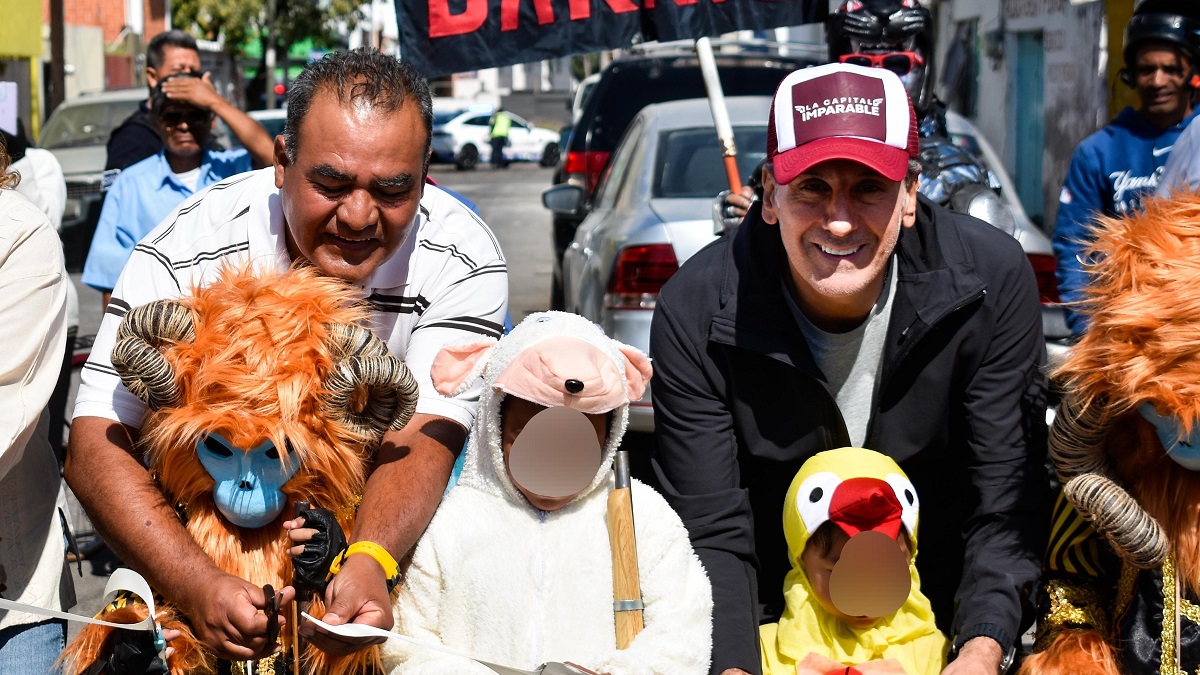 Acude Pepe Chedraui al corte de listón para el inicio del Carnaval de San Baltazar Campeche