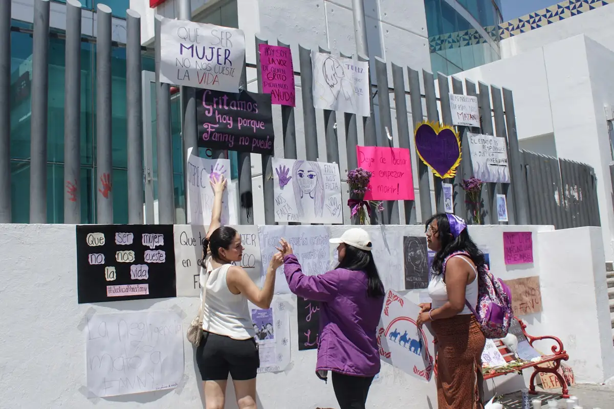 Amigas de Estefanía Rodríguez, asesinada en Xicotepec piden justicia afuera de la FGE