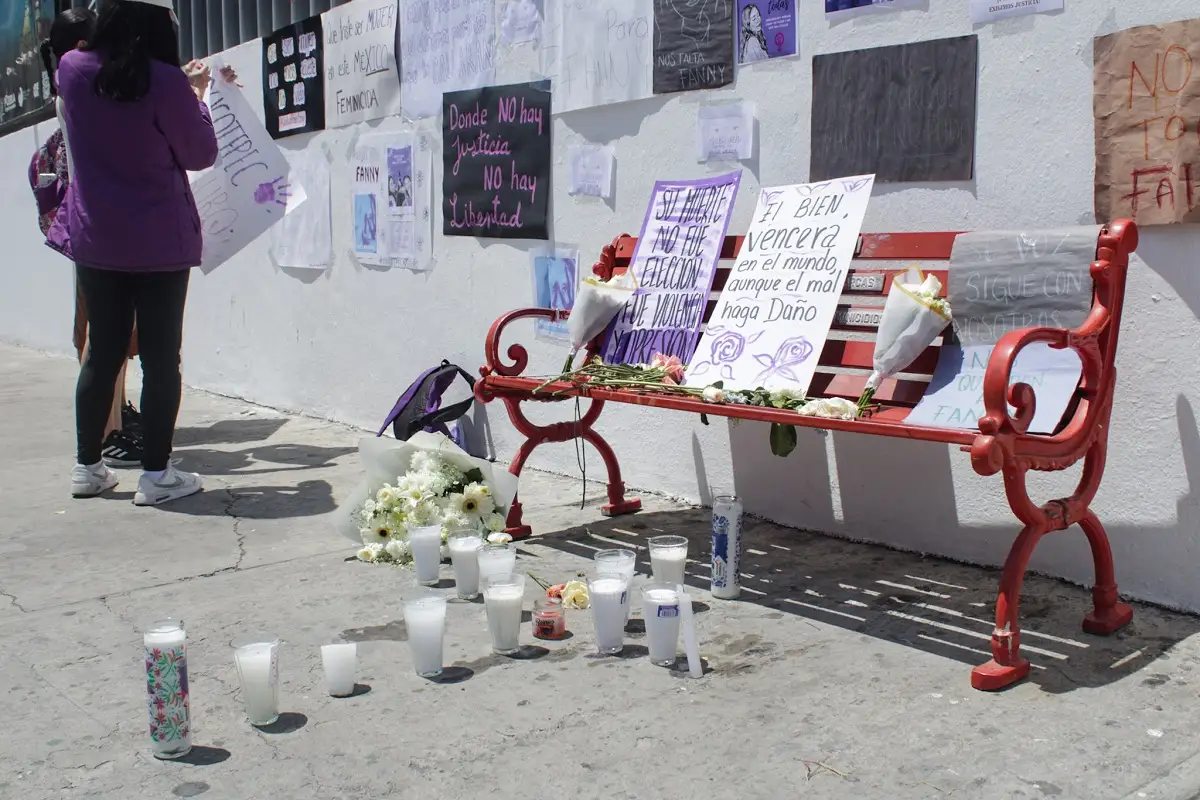 Amigas de Estefanía Rodríguez, asesinada en Xicotepec piden justicia afuera de la FGE