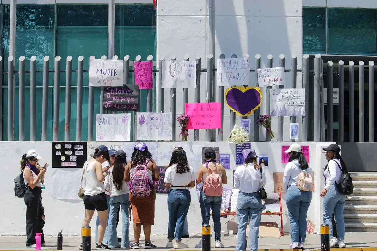 Amigas de Estefanía Rodríguez, asesinada en Xicotepec piden justicia afuera de la FGE
