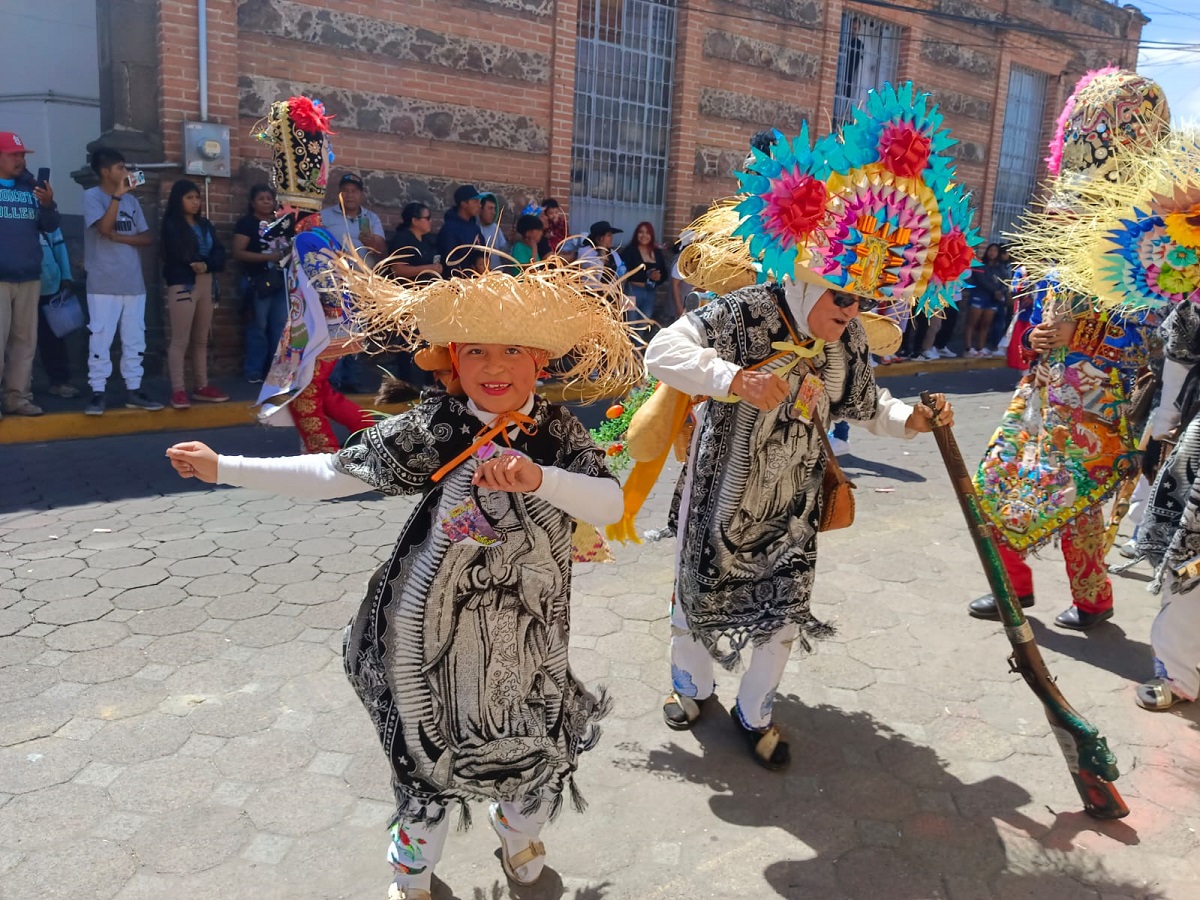 Cierra carnaval en San Pedro Cholula, con un desfile lleno de música y tradición
