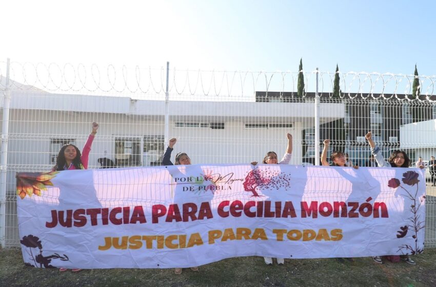  Colectivo «Por las mujeres de Puebla» piden sentencia condenatoria contra Javier N.