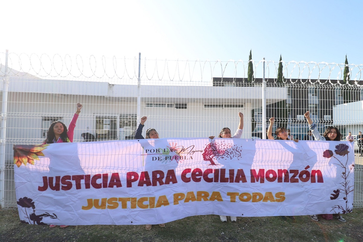Con una manifestación pacífica afuera del Cereso de San Miguel, las integrantes del colectivo "Por las Mujeres de Puebla", pidieron a las autoridades, dictar sentencia condenatoria contra Javier López Zavala