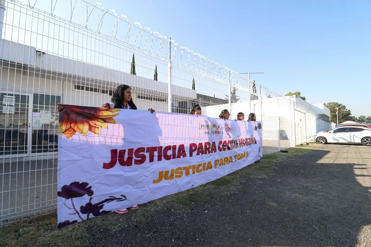 Con una manifestación pacífica afuera del Cereso de San Miguel, las integrantes del colectivo "Por las Mujeres de Puebla", pidieron a las autoridades, dictar sentencia condenatoria contra Javier López Zavala