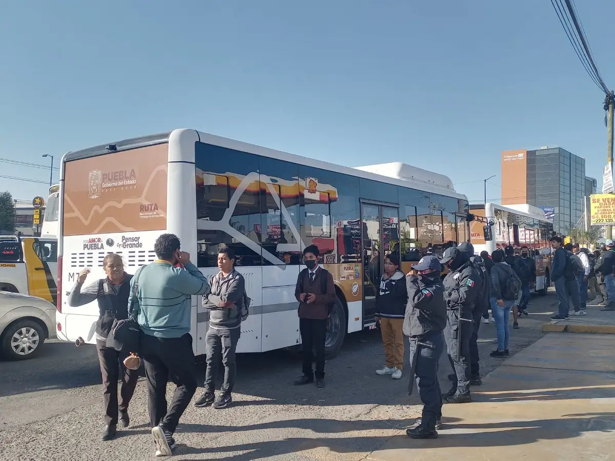 Continúa operativo vs taxis pirata; aseguran 20 unidades