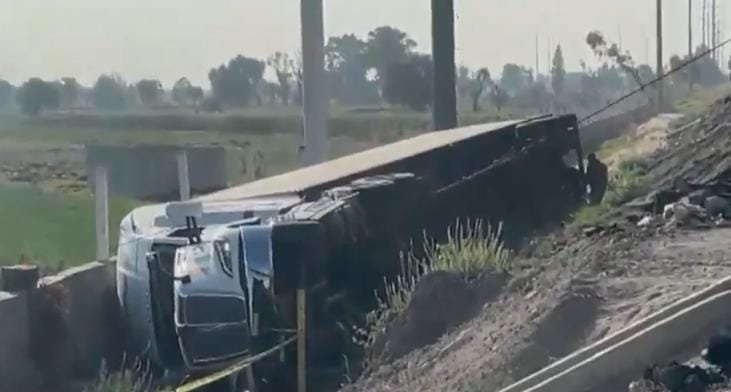  Conductor de un tráiler muere tras un infarto y vuelca la unidad pesada