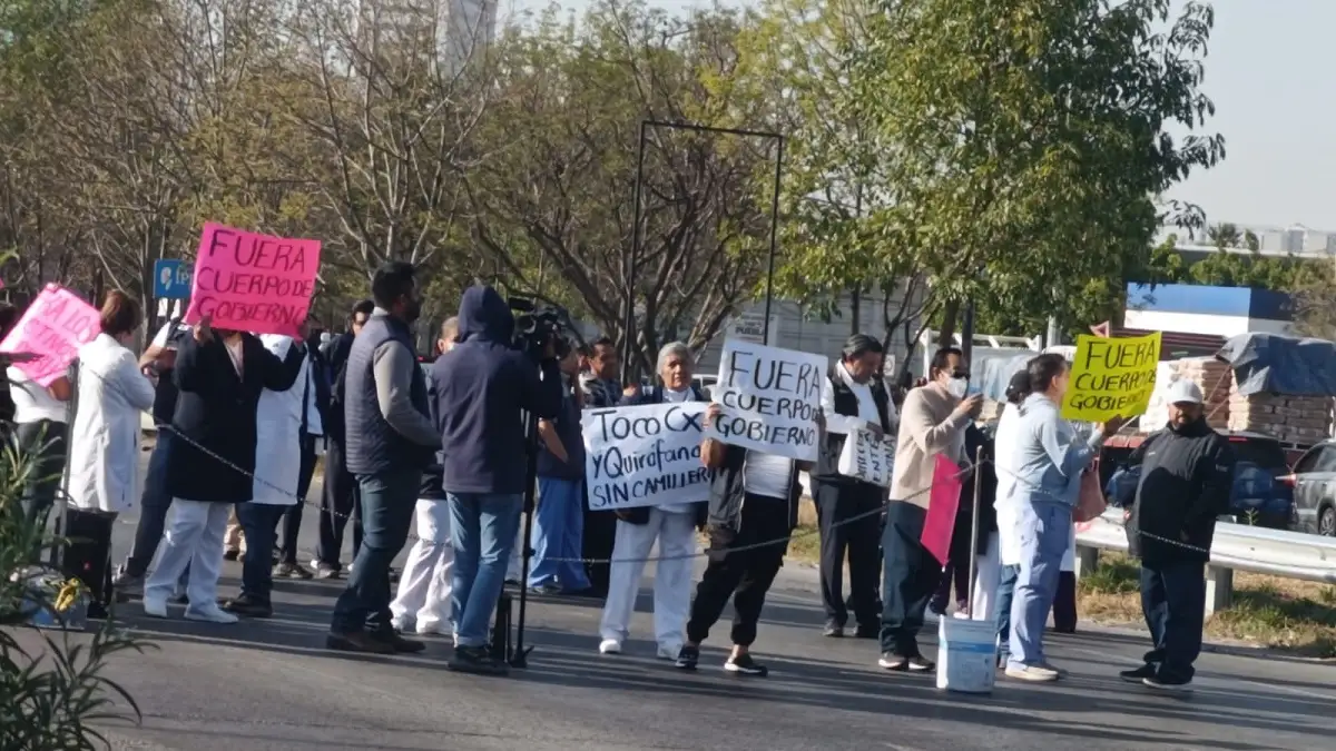 Médicos cierran el Periférico exigen baja de la titular del Hospital de Cholula