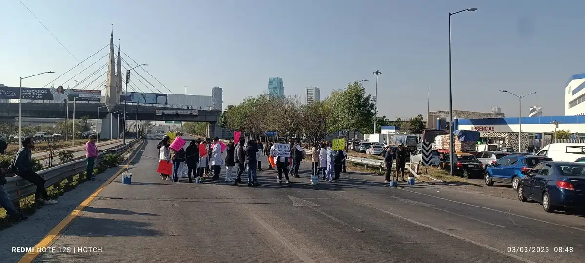 Médicos cierran el Periférico exigen baja de la titular del Hospital de Cholula