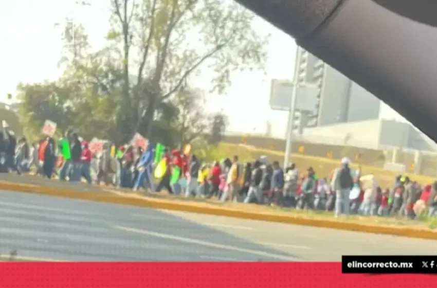  Conductores de taxis pirata se manifiestan sobre la Vía Atlixcáyotl