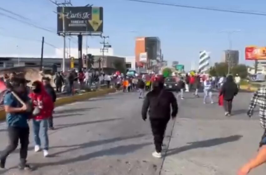  Caos en Puebla: conductores de taxis pirata y colectivos paralizan la Vía Atlixcáyotl este jueves
