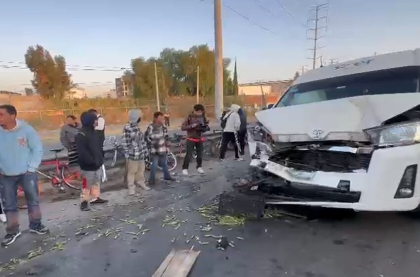  Viernes de susto en Puebla: Camioneta de Estrella Roja choca contra vehículo que escoltaba a peregrinos rumbo a Morelos