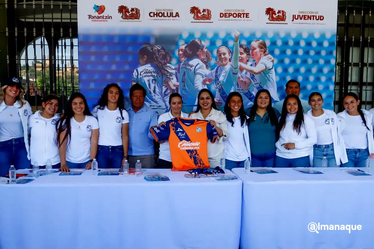 Comprometida con el deporte, Tonantzin Fernández encabeza firma de autógrafos con el Puebla Femenil