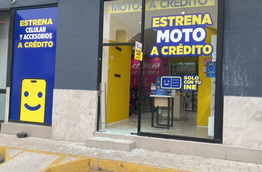  Dan cristalazo a tienda de celulares en Plaza Dorada