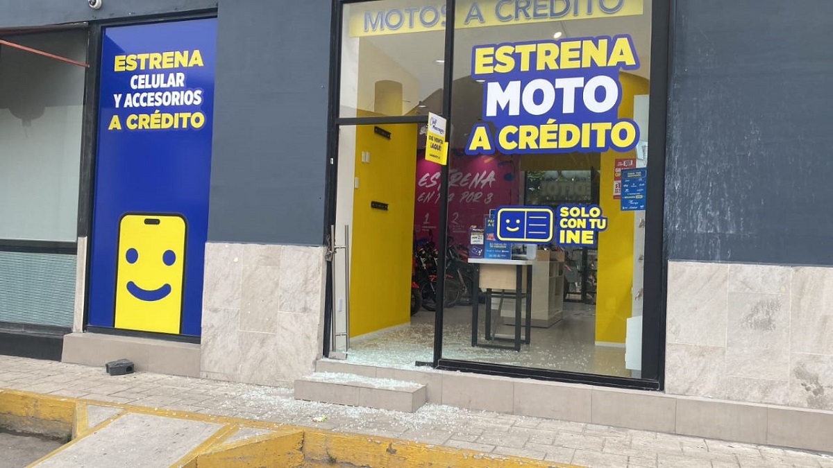 Dan cristalazo a tienda de celulares en Plaza Dorada