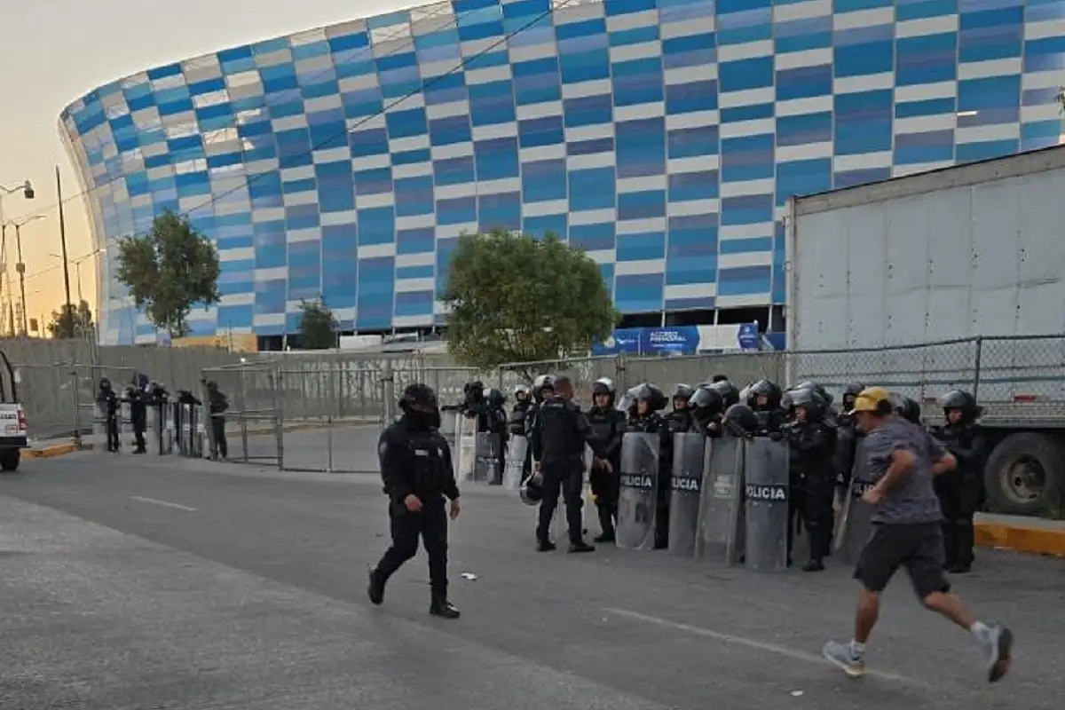 Gobierno de Puebla implementa operativo en el estacionamiento del Cuauhtémoc contra la 28 de Octubre