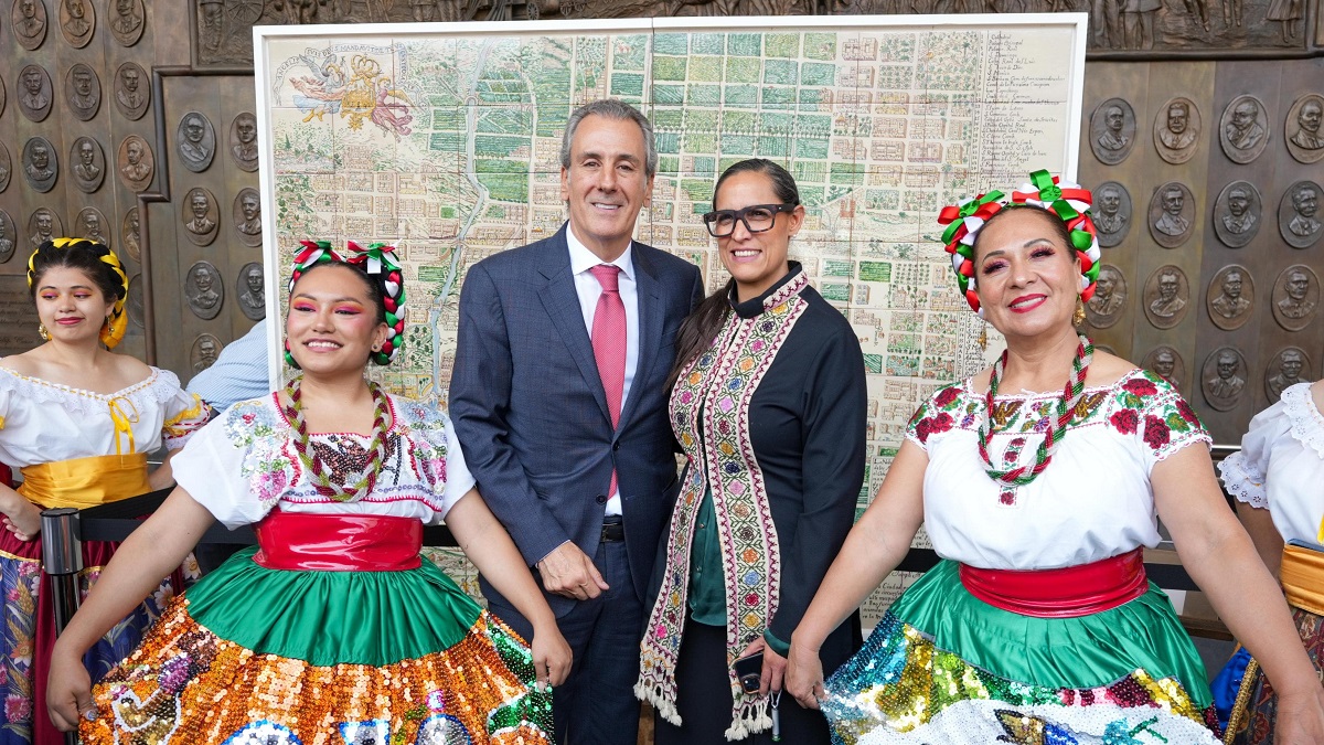 Inaugura Pepe Chedraui exposición de la Ciudad de Puebla en San Lázaro